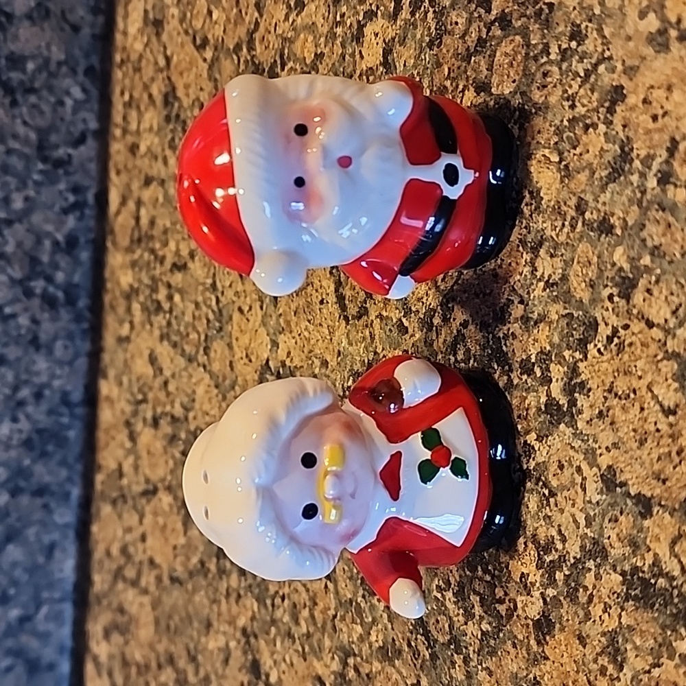 Vintage 1985 Enesco Mr & Mrs Claus Salt & Pepper Shakers